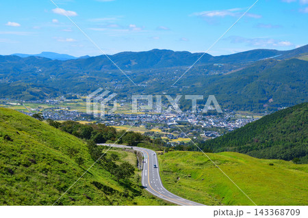 由布岳山麓から由布院 県道11号線 由布岳山麓から由布院 県道11号線 143368709