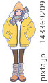 モコモコに厚着している女の子 143369209