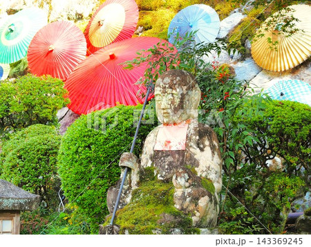 奈良県　お地蔵さんと和傘アート　11月 143369245