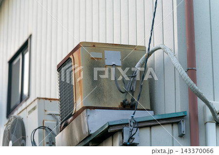 屋根置きの古いエアコン室外機 屋根置きの古いエアコン室外機 143370066