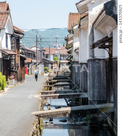 打吹山と赤瓦の街並み 倉吉市白壁土蔵 打吹山と赤瓦の街並み 倉吉市白壁土蔵 143370925