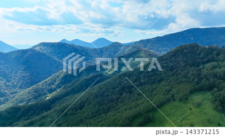 山岳の風景ドローン空撮。自然、環境、山林、山脈、絶景、パノラマ、展望、冒険、挑戦、SDGs、美しい 143371215