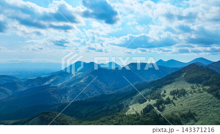 壮大な山岳の風景ドローン空撮。自然、環境、山林、森林、山嶺、登山、トレイル、冒険、展望、絶景、景色 143371216