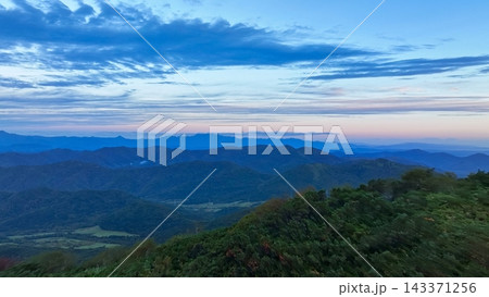 山岳の風景ドローン空撮。自然、環境、山林、山脈、絶景、パノラマ、展望、冒険、挑戦、SDGs、美しい 143371256