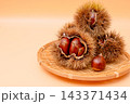 秋の味覚の栗の素材写真　イガグリの棘が栗の実を守っている 143371434