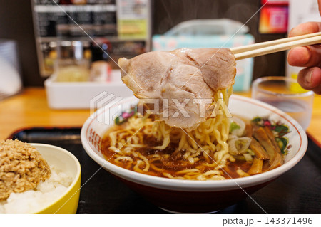 青森県の朝ラー|煮干しラーメンとそぼろ丼のセット 青森県の朝ラー|煮干しラーメンとそぼろ丼のセット 143371496