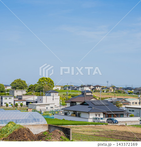 (1:1)青空が広がるのどかな磐田市の街並みと住宅街の風景(静岡県) 143372169