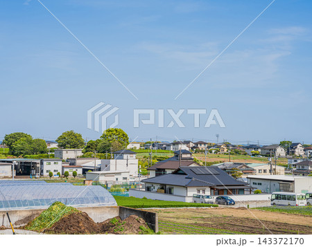 (4:3)青空が広がるのどかな磐田市の街並みと住宅街の風景(静岡県) (4:3)青空が広がるのどかな磐田市の街並みと住宅街の風景(静岡県) 143372170