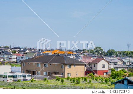 (3:2)青空が広がるのどかな磐田市の街並みと住宅街の風景(静岡県) 143372376