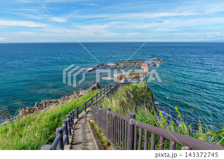 青森県津軽半島 高野崎から望む袰月海岸 青い海と奇岩が広がる絶景 青森県津軽半島 高野崎から望む袰月海岸 青い海と奇岩が広がる絶景 143372745