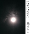 雲に隠れた月 143372871