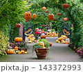 秋を彩るハロウィンのカボチャ装飾と緑豊かなガーデンアーチ 143372993