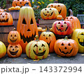 笑顔のカボチャが並ぶ賑やかなハロウィン装飾 143372994