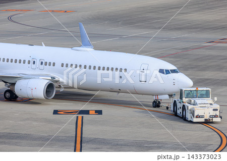 出発準備を進める旅客機とトーイングカー 出発準備を進める旅客機とトーイングカー 143373023