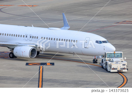出発準備を進める旅客機とトーイングカー 出発準備を進める旅客機とトーイングカー 143373025
