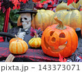 ジャックオーランタンとガイコツのハロウィン装飾 143373071