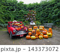 赤いクラシックカーと賑やかなハロウィン装飾 143373072