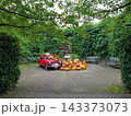 緑広がるガーデンとハロウィンの車ディスプレイ 143373073