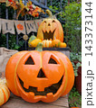 笑顔のジャックオーランタンとハロウィン装飾 143373144