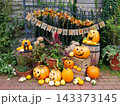 門扉を彩るカボチャとガーランドのハロウィン装飾 143373145
