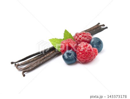 Vanilla pods with berry on white backgrounds Vanilla pods with berry on white backgrounds 143373178