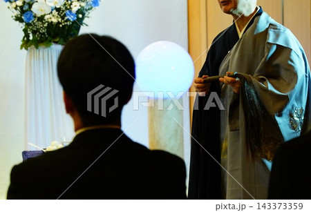 僧侶の説法を聞く喪主 僧侶の説法を聞く喪主 143373359