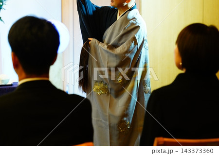 僧侶の説法を聞く喪主夫婦 僧侶の説法を聞く喪主夫婦 143373360
