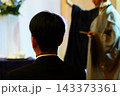 住職の法話を聞く喪主 143373361