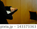 女性の司会者 143373363