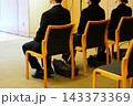 開式前に着席した遺族 143373369
