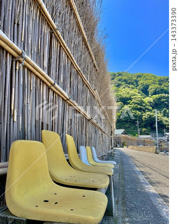 石川県輪島市大沢町の伝統的な間垣と道端のベンチ 石川県輪島市大沢町の伝統的な間垣と道端のベンチ 143373390