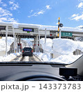 豪雪地帯の高速道路・白川郷インターチェンジのETCゲートと雪景色(ドライバー目線) 豪雪地帯の高速道路・白川郷インターチェンジのETCゲートと雪景色(ドライバー目線) 143373783