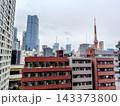 ビルの谷間から見える東京タワー 143373800