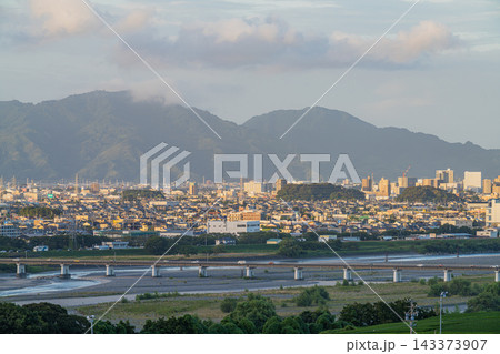 島田市側から見下ろす夕方前の島田大橋と藤枝市ののどかな街並みの遠景(静岡県) 島田市側から見下ろす夕方前の島田大橋と藤枝市ののどかな街並みの遠景(静岡県) 143373907