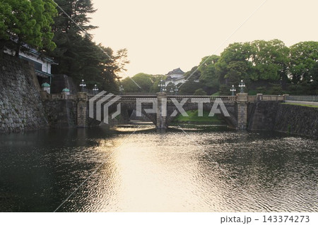 初夏の淡い光に包まれる皇居外苑の二重橋と濠の風景(東京都千代田区) 初夏の淡い光に包まれる皇居外苑の二重橋と濠の風景(東京都千代田区) 143374273