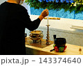 線香を手向ける親族 143374640