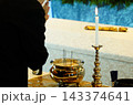 合掌をする親族 143374641