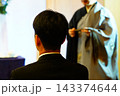 僧侶の説法を聞く喪主 143374644