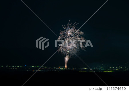 夜空を鮮やかに染め上げる静岡県袋井市のふくろい遠州の花火大会(静岡県) 143374650