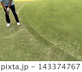 ゴルフをする男性 143374767