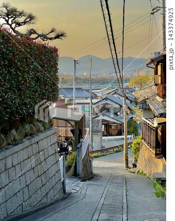 夕暮れ時の坂道と瓦屋根の街並み ノスタルジックな日本の日常風景 夕暮れ時の坂道と瓦屋根の街並み ノスタルジックな日本の日常風景 143374925