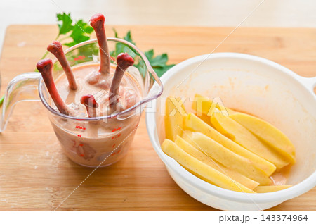 チューリップ唐揚げとポテトの衣づけ チューリップ唐揚げとポテトの衣づけ 143374964
