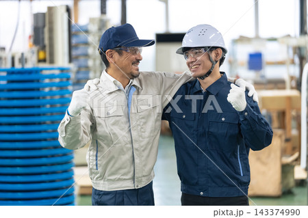 肩を組む工場作業員。製造業、技能実習生、外国人、人材、雇用、求人、産業、やる気、元気、努力、挑戦 肩を組む工場作業員。製造業、技能実習生、外国人、人材、雇用、求人、産業、やる気、元気、努力、挑戦 143374990