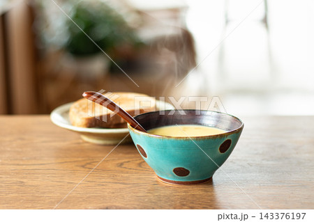 湯気の立つ温かいスープとパンの朝食 湯気の立つ温かいスープとパンの朝食 143376197
