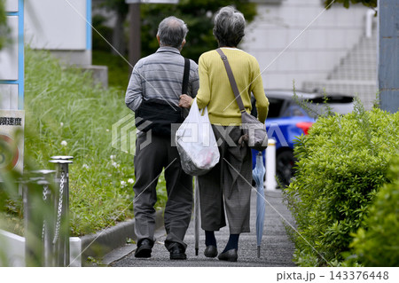 日本の横浜都市景観買い物帰り…高齢化社会…傘… 143376448