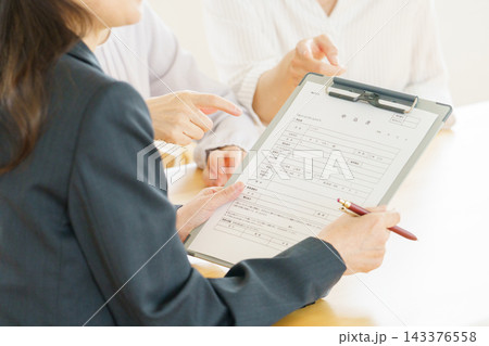 申込書を持つ日本人女性の手元のアップ 申込書を持つ日本人女性の手元のアップ 143376558