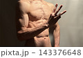 ⁠引き締まった腹筋と胸筋を持つ細マッチョな男性のパーツ写真⁠ 143376648