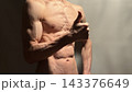 ⁠引き締まった腹筋と胸筋を持つ細マッチョな男性のパーツ写真⁠ 143376649