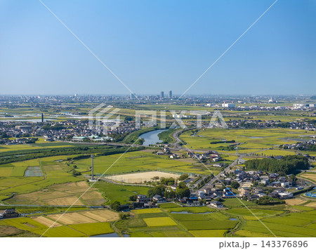 ドローン撮影した遠方に久留米市を望む小郡市の宝満川と田園風景 ドローン撮影した遠方に久留米市を望む小郡市の宝満川と田園風景 143376896