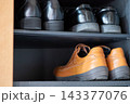 下駄箱に並べられた革靴。棚に収納されている。 143377076